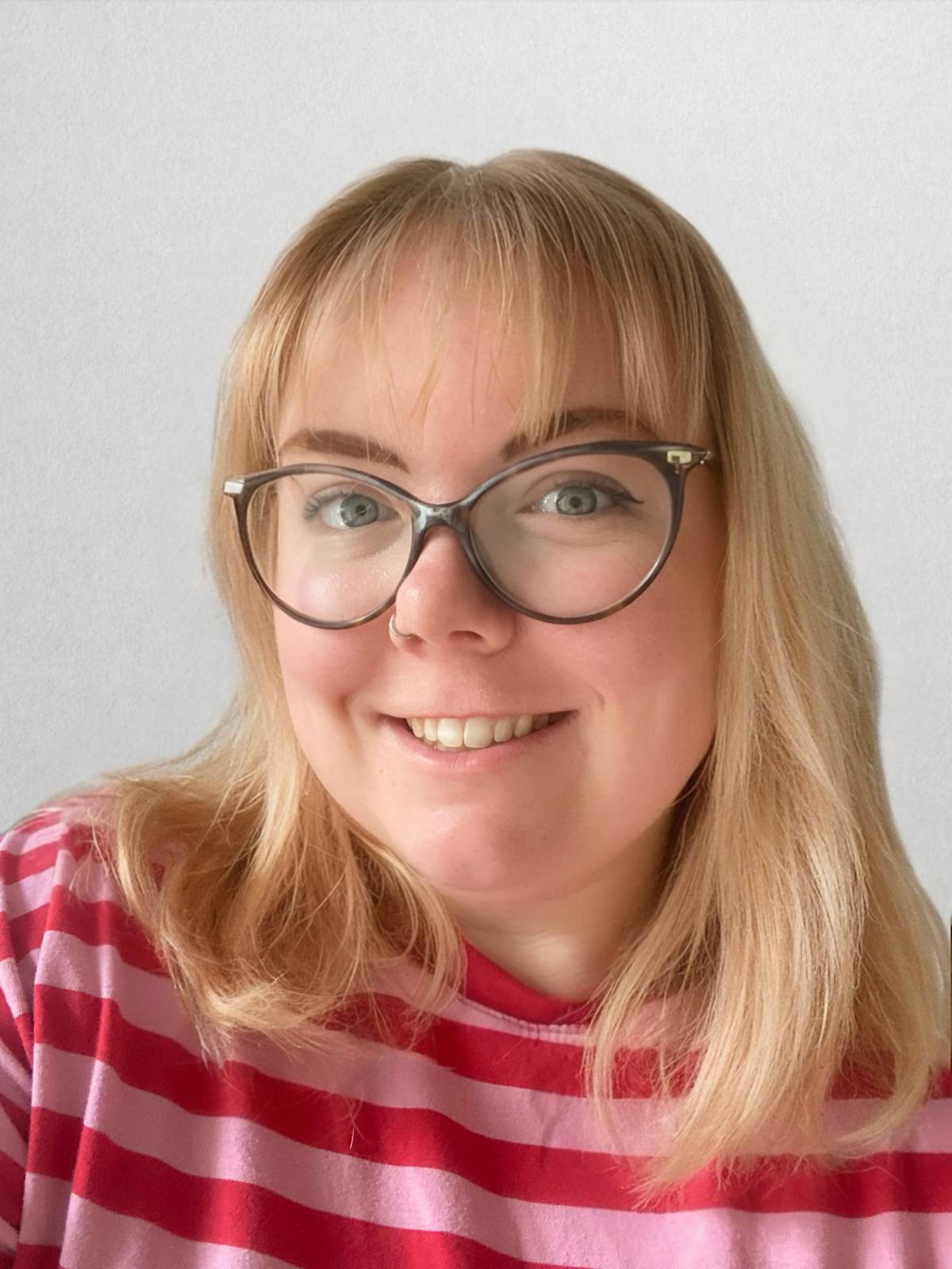 Hoi! Ik ben Thera, recruiter bij Beeflex, en ik werk nu ongeveer 1,5 jaar op de vestiging in Leeuwarden. Wat ik het allerleukste vind aan mijn werk, is het helpen van mensen bij het vinden van een nieuwe baan. Het is geweldig om te zien dat zowel de kandidaat als het bedrijf blij zijn met de nieuwe match. Daardoor ga ik naar huis met een voldaan gevoel.
