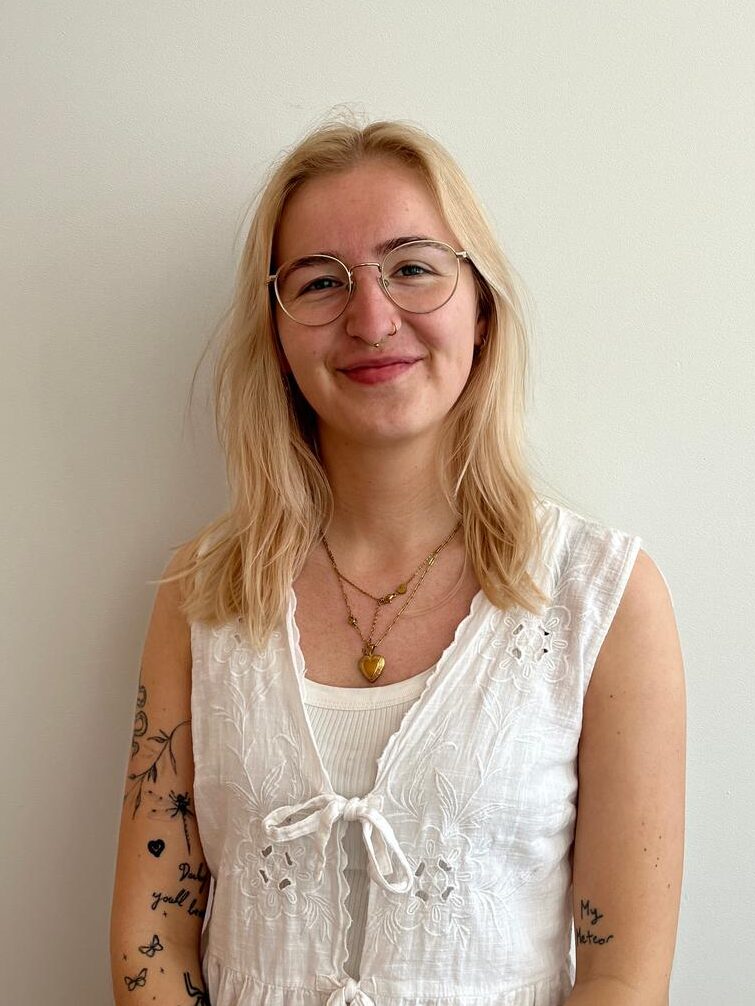 Hi! Ik ben Malissa, 26 jaar en woon in Leeuwarden. Ik werk nu bijna een jaar als administratief medewerker bij Beeflex, op de vestiging in Leeuwarden. Ik ben onder andere verantwoordelijk voor het beheren van contracten, documenten, urenregistratie en verloningen. Ik vind het leuk om ervoor te zorgen dat alles achter de schermen goed geregeld is. De afwisseling in mijn taken en het contact met verschillende mensen maken mijn werk extra leuk.
