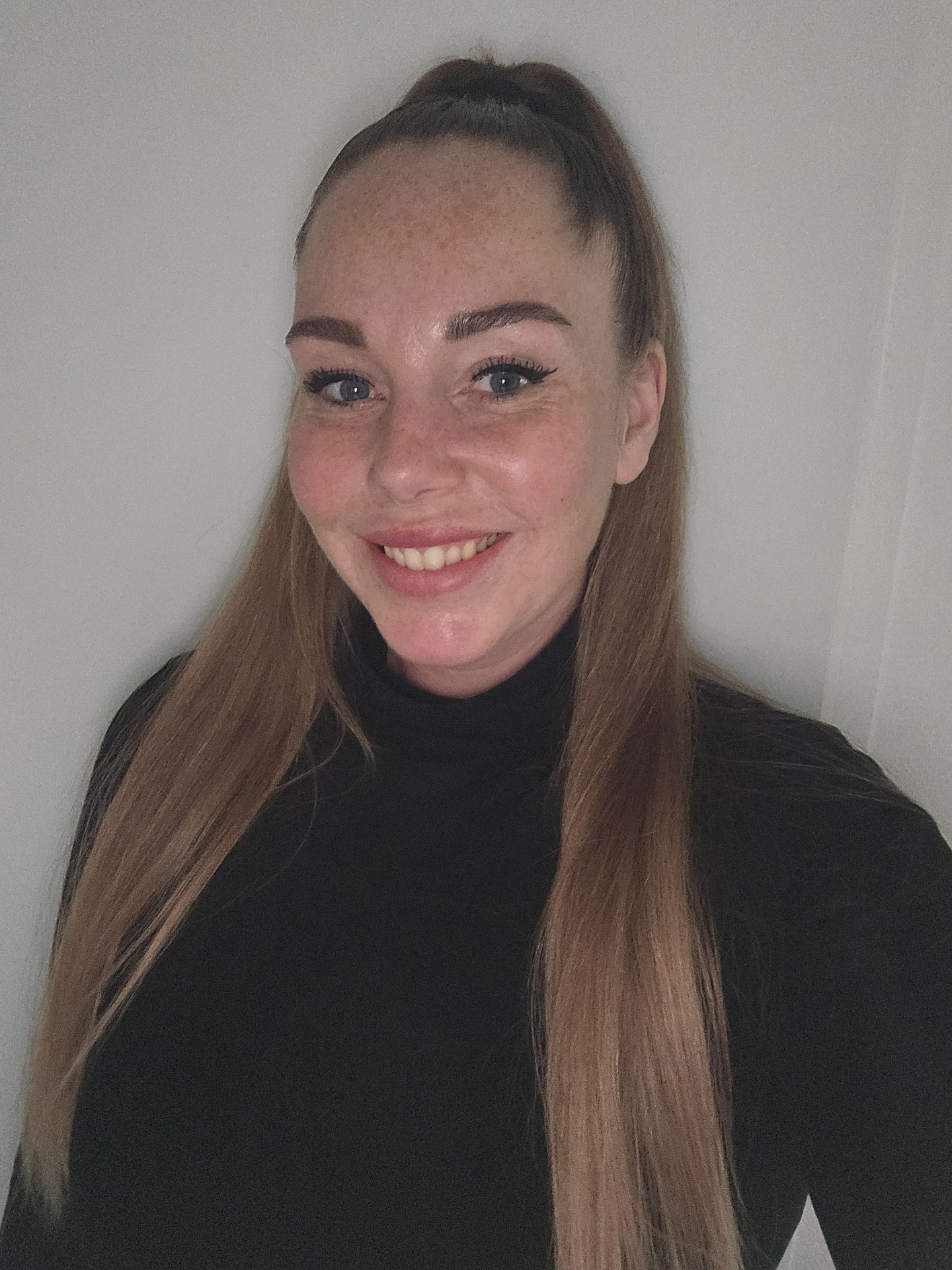 Hallo, ik ben Nina, 34 jaar oud en ik woon in Leeuwarden. Sinds drie maanden ben ik onderdeel van het team bij Beeflex, waar ik met veel plezier werk. In mijn functie als administratief medewerker ben ik verantwoordelijk voor het ondersteunen van verschillende administratieve processen. Wat ik zo leuk vind aan mijn werk, is de variëteit en de mogelijkheid om alles netjes en efficiënt te regelen.
Wat het voor mij extra fijn maakt, is dat mijn werk goed te combineren is met mijn gezin. Het geeft me de flexibiliteit die ik nodig heb om zowel mijn werk als mijn privéleven in balans te houden.