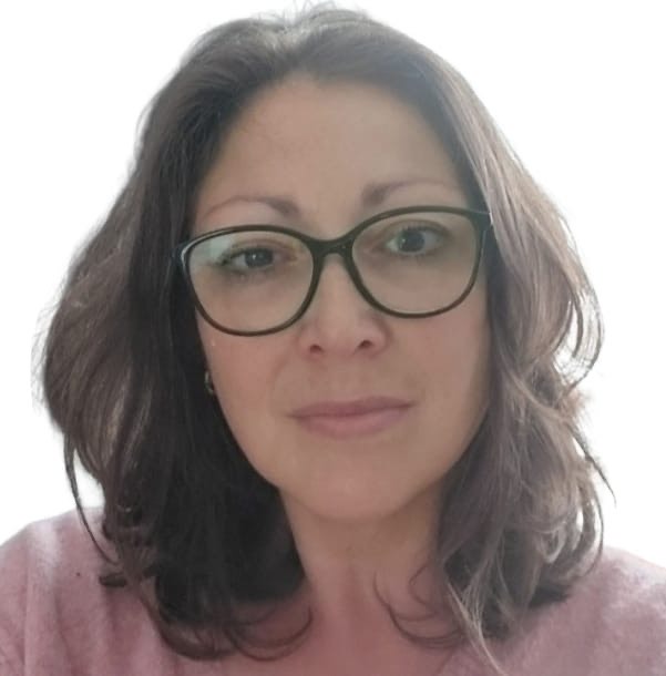 Mijn naam is Charlene en mijn rol is veelzijdig en uitdagend, waarbij ik op verschillende fronten een waardevolle bijdrage lever en als commercieel medewerker werkzaam ben bij Beeflex. Zo support ik mijn collega's op alle aspecten van ons werk, van het uitvoeren van de werving en selectie tot het voeren van intakegesprekken met werkzoekenden.
Daarnaast benader ik nieuwe bedrijven en onderhoud ik actief het klantencontact, zodat we onze relaties kunnen versterken en uitbreiden. Het leukste aspect van mijn werk is het vinden van de perfecte match tussen werkzoekenden en werkgevers. Het geeft me veel voldoening om een kandidaat te helpen aan een baan die bij hem of haar past, en tegelijkertijd een werkgever te ondersteunen bij het vinden van de juiste medewerker.
Met enthousiasme en gedrevenheid zet ik me elke dag in om zowel bedrijven als werkzoekenden te verbinden en te zorgen voor langdurige en succesvolle samenwerkingen.